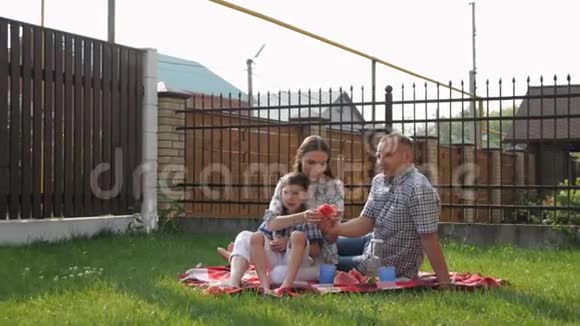 幸福的女人和男人坐在草坪上视频的预览图