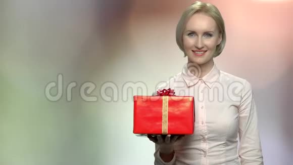 女人递礼品盒的肖像视频的预览图