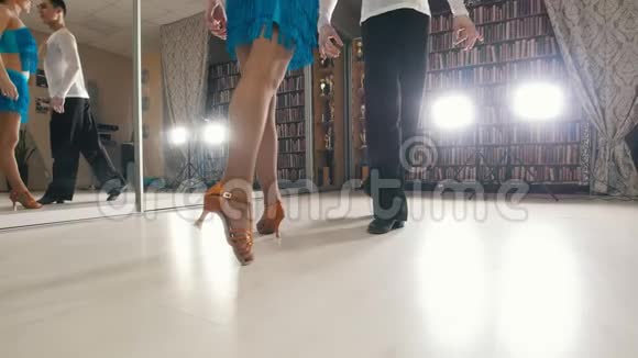 年轻漂亮的男人和女人在工作室里穿着服装跳舞和排练拉丁美洲舞蹈专注于脚视频的预览图
