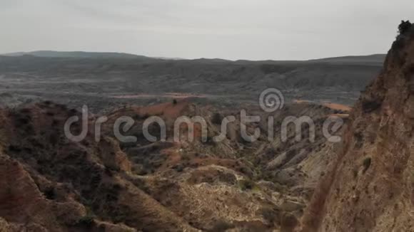 山中沙质陡峭的峡谷4K史诗无人机飞行高加索山脉和山谷美景格鲁吉亚自然视频的预览图
