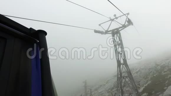 4K太空缆车正在斯洛文尼亚的云层中移动到山顶朱利安阿尔卑斯山索卡山谷博维克区视频的预览图
