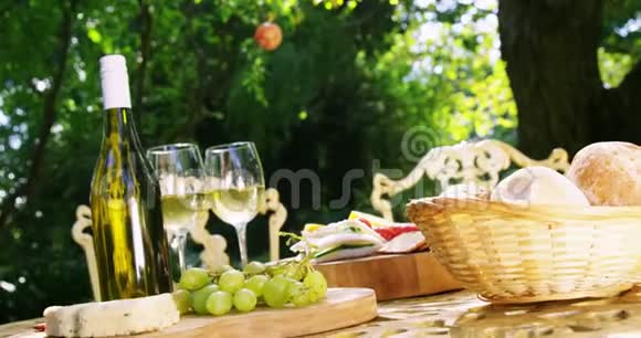酒瓶葡萄和奶酪放在桌子上视频的预览图