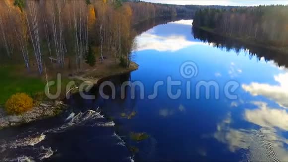 秋季森林和河流的鸟瞰图视频的预览图