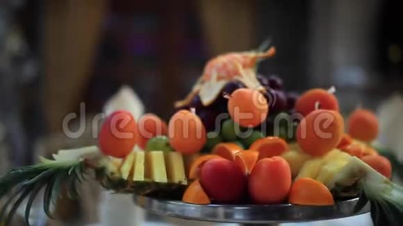 碗里有新鲜水果沙拉视频的预览图