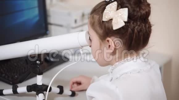 女孩使用现代医疗设备视频的预览图