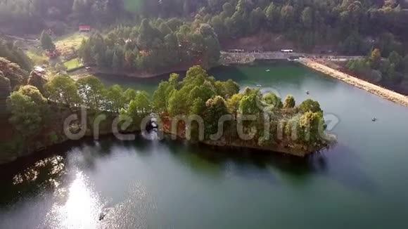 美丽的绿坝空中拍摄景观视频的预览图