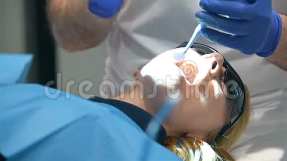 女病人的牙医治疗视频的预览图