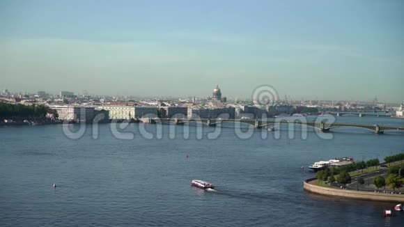 俄罗斯圣彼得堡的城市景观从涅瓦河奥罗拉战舰博物馆和市中心的高空俯瞰视频的预览图