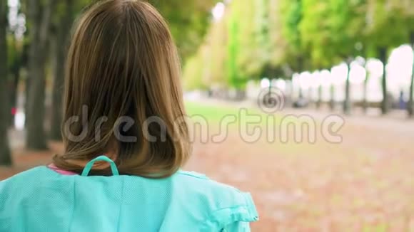享受大自然放松户外的女人独自走在绿色公园里自由孤独概念视频的预览图