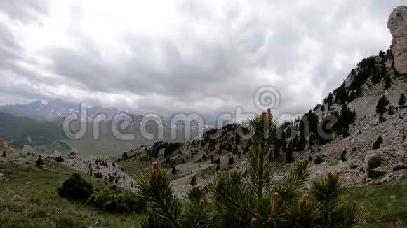 恶劣天气的山景视频的预览图