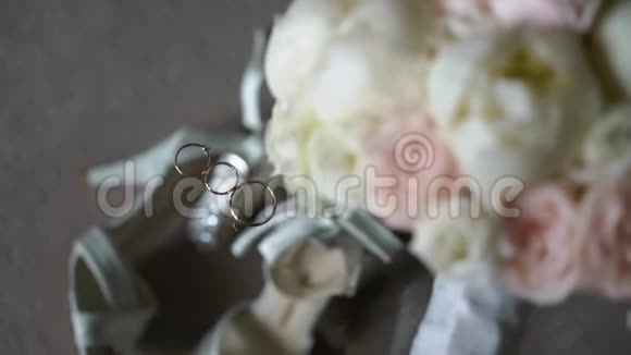 结婚戒指花束和新娘鞋婚姻象征的配对对新郎新娘的爱视频的预览图