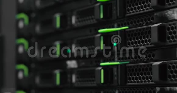 数据中心中的服务器机架集群超级电脑数据中心的网络服务器视频的预览图