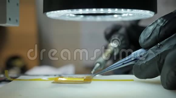 焊接电子产品视频的预览图