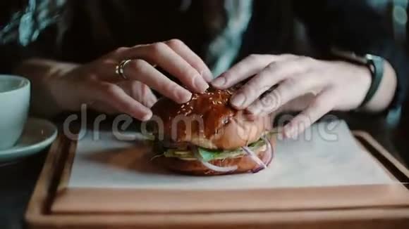 美味的汉堡在木制托盘上很棒一个女人牵着他的手准备吃饭视频的预览图