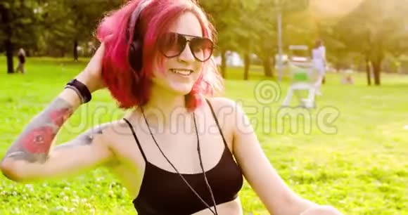 绿色公园里时髦的现代女人视频的预览图