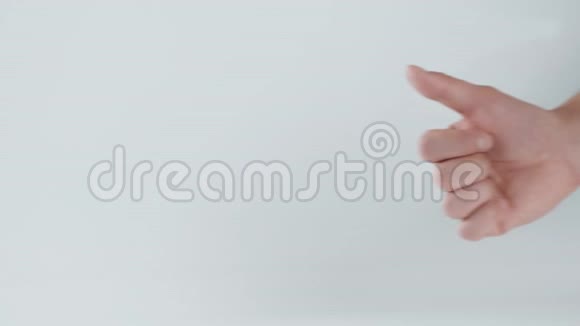 特写男性手在白色背景下显示拇指向上标志特写宏视频的预览图