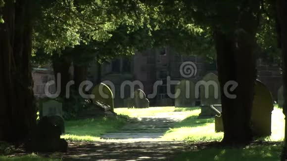 传统的英格兰教堂的墓地视频的预览图
