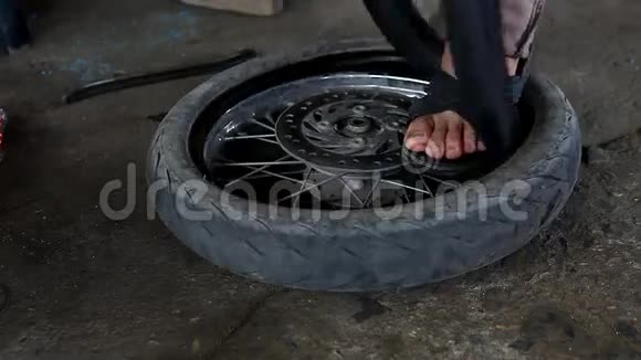 修理损坏的轮胎摩托车视频的预览图