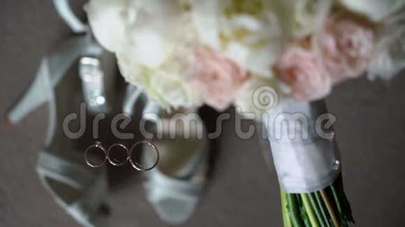 结婚戒指花束和新娘鞋婚姻象征的配对对新郎新娘的爱视频的预览图