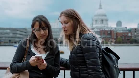 伦敦泰晤士河畔的两名年轻女子视频的预览图