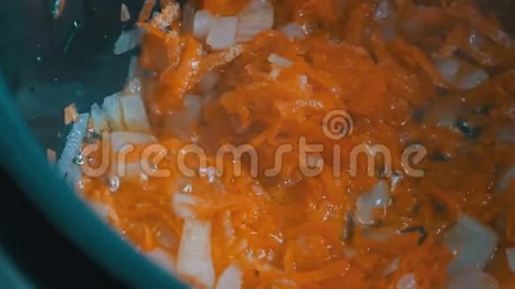 胡萝卜和洋葱用锅烤素食视频的预览图