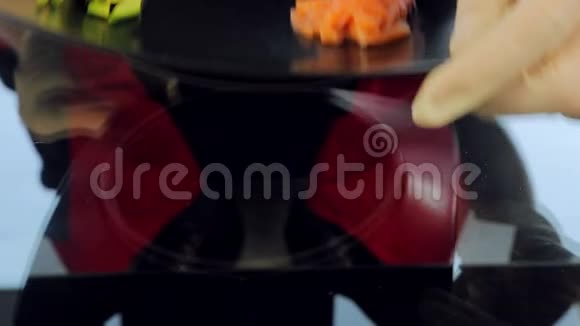 厨师把一盘寿司原料放在桌子上寿司鳄梨和红鱼的配料视频的预览图