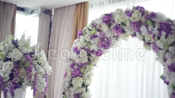 为婚礼举行拱门装饰着天然花朵的拱门视频的预览图