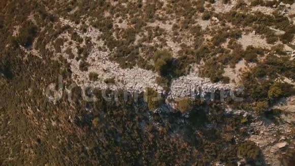 无人机飞越高山沙漠视频的预览图