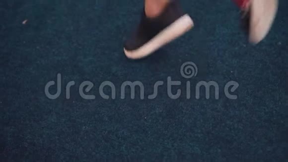 穿运动鞋的女孩在舞池里跳舞视频的预览图
