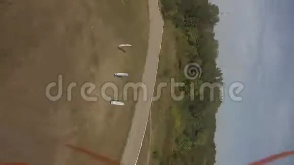 赛车无人机在空中表演特技视频的预览图