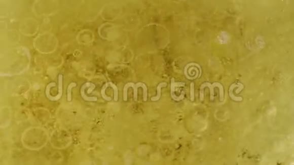 抽象沸腾固体黄色液体特写俯视图视频的预览图
