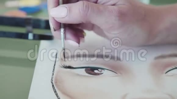 特写艺术家画了一幅肖像重点放在睫毛上视频的预览图