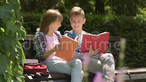 男孩和女孩看书视频的预览图
