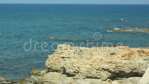 石海岸的背景下风景如画的海洋景观视频的预览图