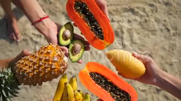 手与异国情调泰国水果海滩泰国的素食党视频的预览图