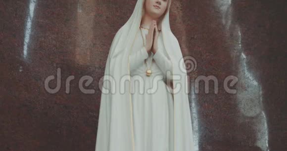 宗教圣母玛利亚雕像在教堂视频的预览图
