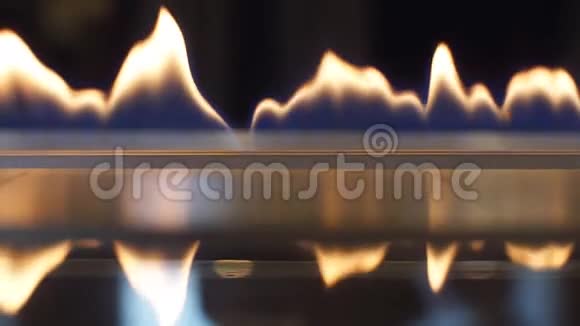 一家豪华酒店的壁炉燃烧视频的预览图