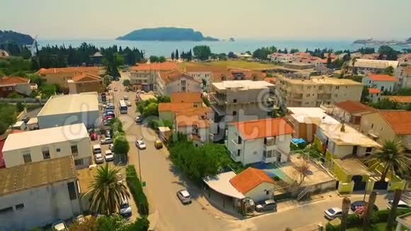 海边小城市空中观景街视频的预览图