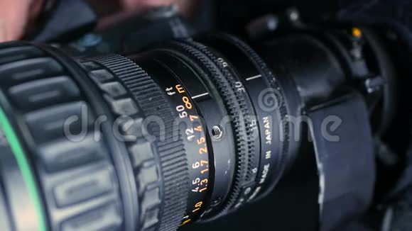 摄影摄像摄影师改变相机设置焦距光圈和变焦为拍摄做好准备视频的预览图