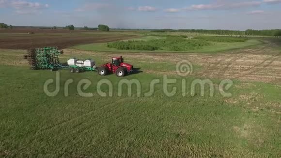空中拖拉机四个犁犁犁耕一块田视频的预览图