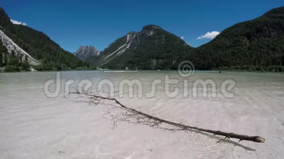 4K令人惊叹的阿尔彭湖在夏天时光流逝与快乐的人帕迪尔湖拉戈德尔帕迪尔阿尔卑斯山意大利欧洲视频的预览图