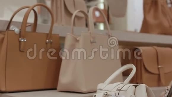 在时装店推出带有米色手袋的白色货架视频的预览图