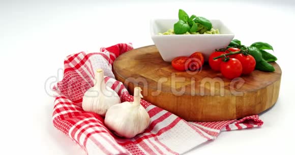 樱桃番茄和大蒜和一碗意大利面视频的预览图