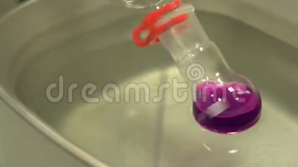 现代液体有机化学科学的科学仪器和设备旋转瓶容器试管视频的预览图