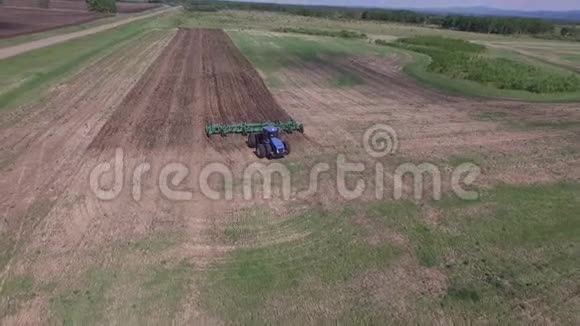 高空作业用拖拉机对表层土壤进行松动和充气视频的预览图