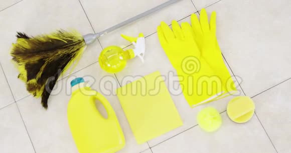 黄色橡胶手套及清洁用品视频的预览图
