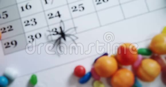 日历上的假蜘蛛和各种甜食4k视频的预览图