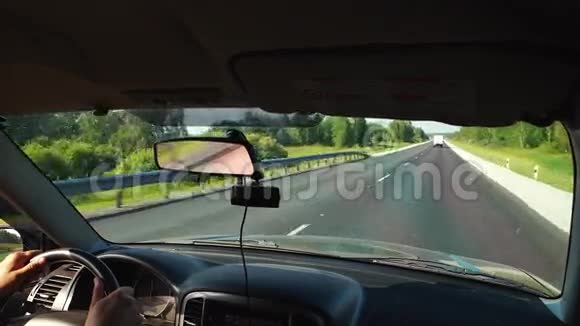 从汽车到公路的景色视频的预览图