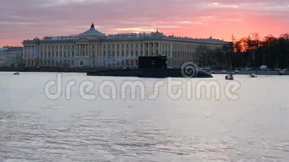 春天日落在涅瓦系泊潜艇的景色圣彼得堡视频的预览图