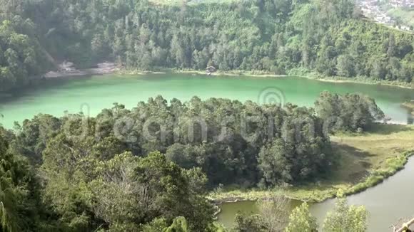 爪哇印度尼西亚迪扬高原上的特拉加华纳彩色火山湖视频的预览图